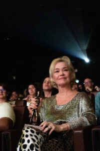 Lemmertz em foto de Michelle Rolim, com o seu Candango pelo conjunto da obra